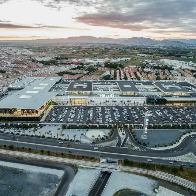 Explanada del Centro Comercial Nevada